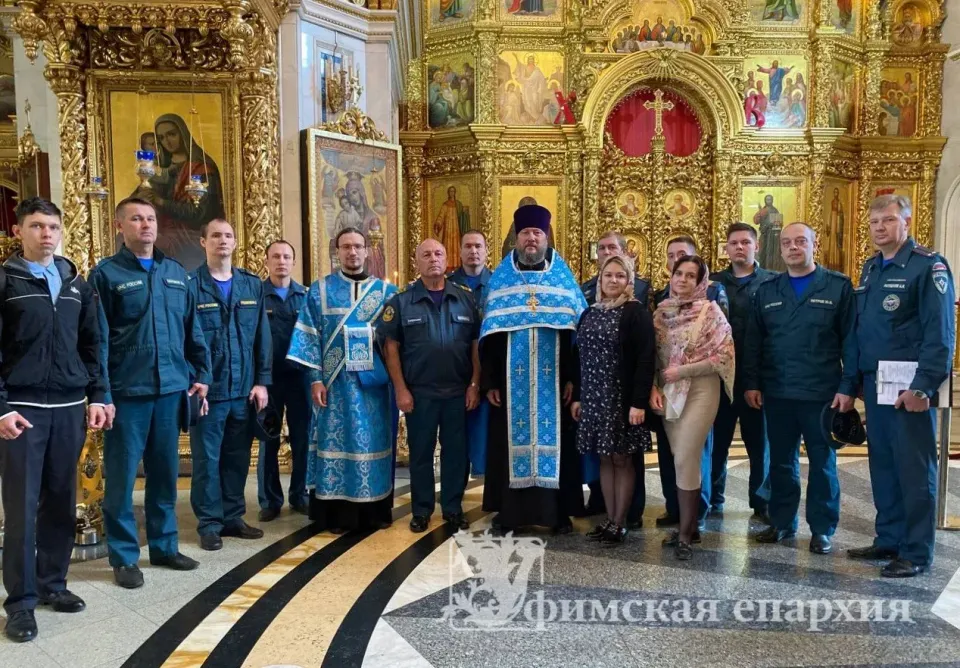 Сотрудники МЧС на молебне в храме, 2023