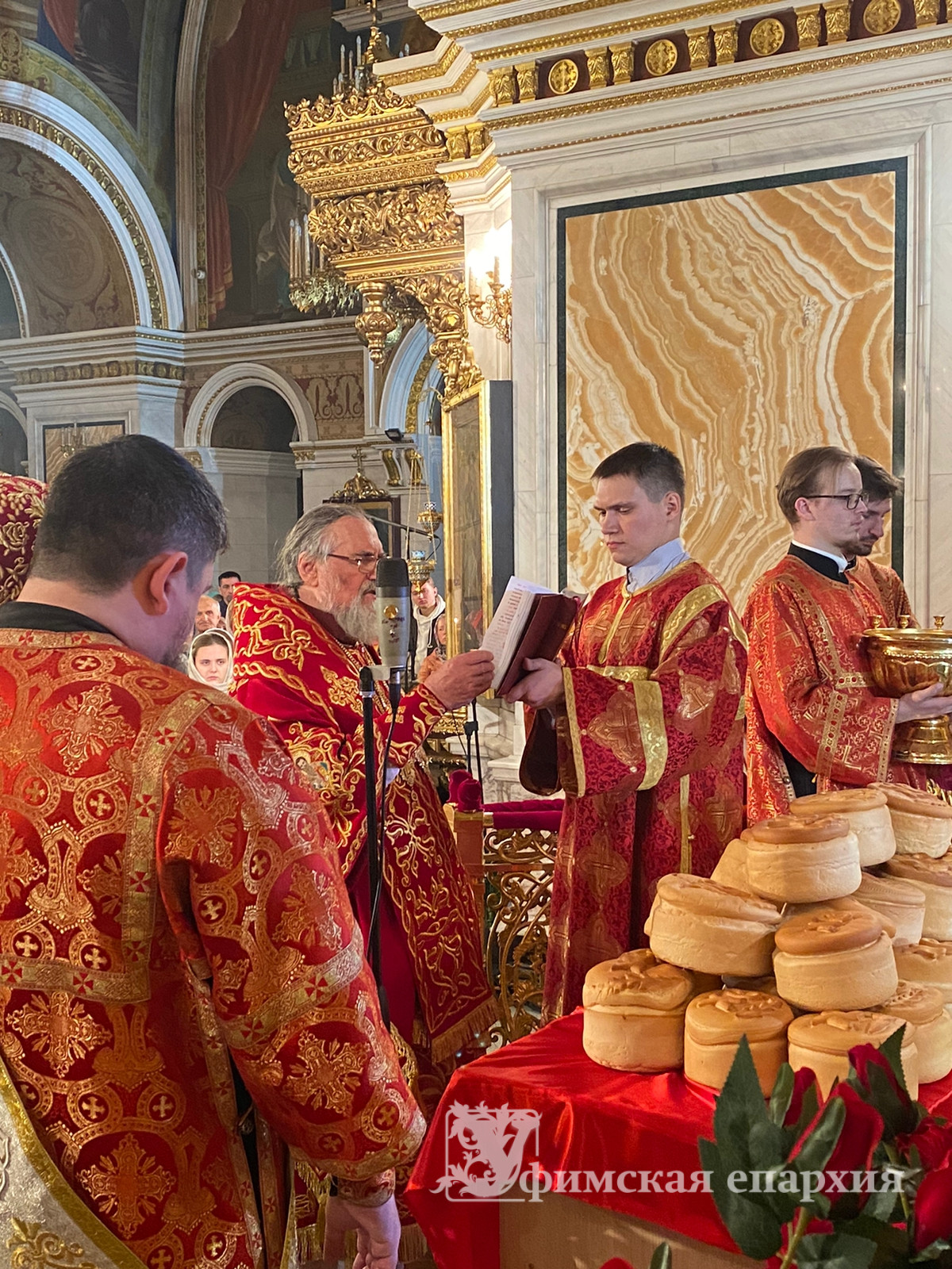 Митрополит Никон возглавил богослужение Святой Пасхи: фото 12