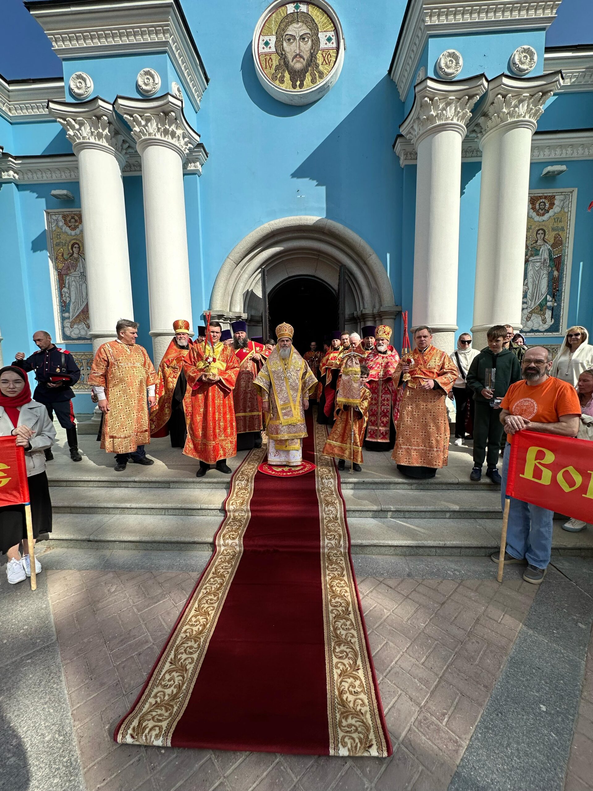 В Уфе встретили Благодатный огонь с Гроба Господня: фото 1