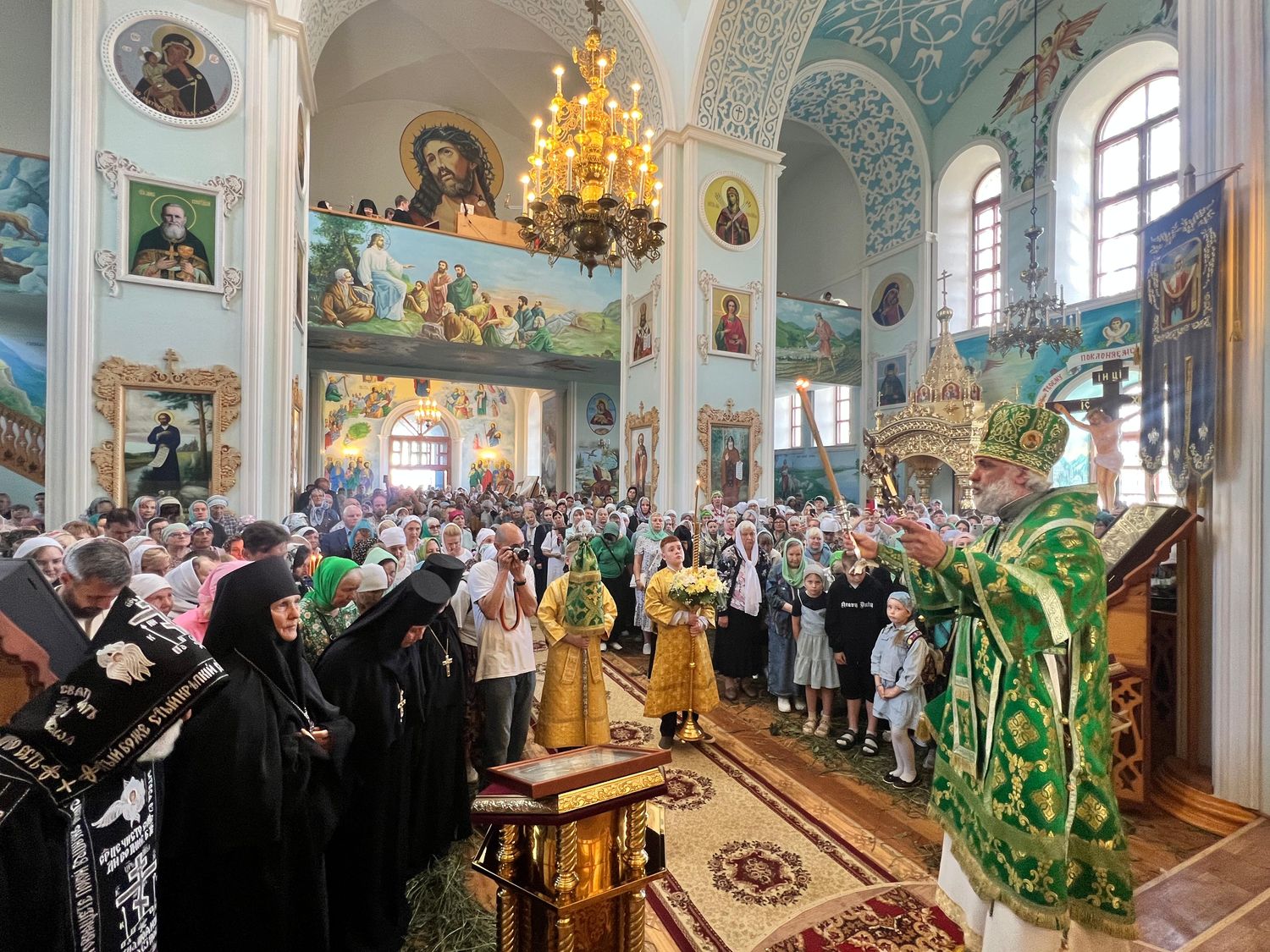 Архиерейское богослужение в День Святого Духа: фото 10