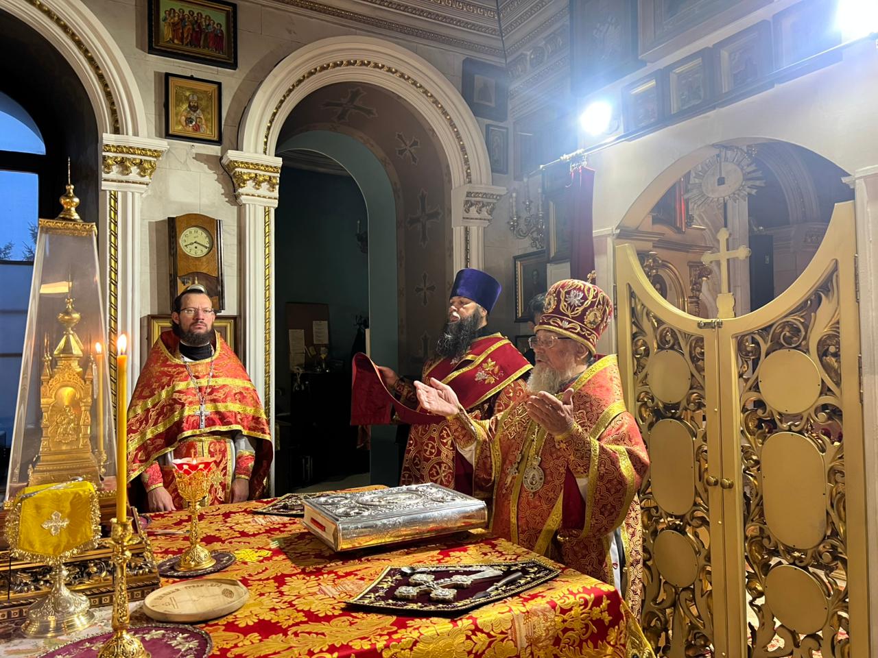 Служение митрополита Никона в день поминовения всех православных христиан, безвинно богоборцами убиенных или безвинно пребывавших в заключении: фото 1