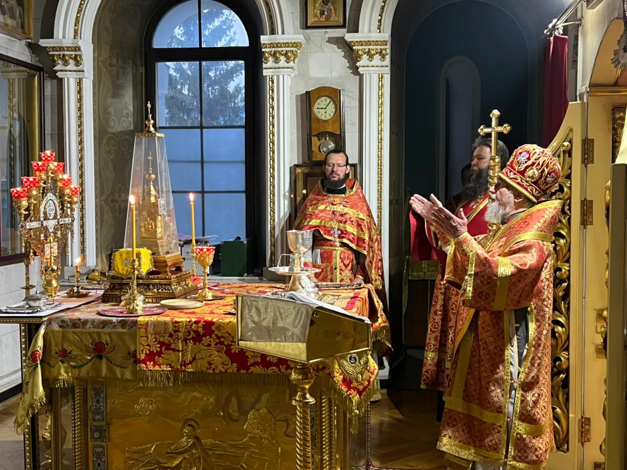 Служение митрополита Никона в день поминовения всех православных христиан, безвинно богоборцами убиенных или безвинно пребывавших в заключении: фото 6