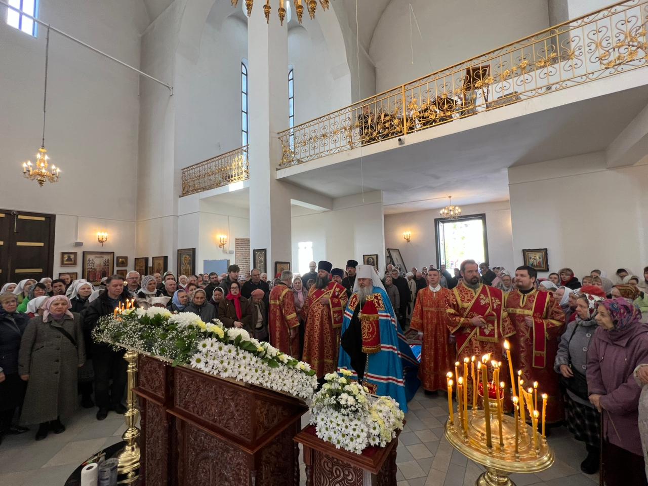 Митрополит Филарет возглавил престольный праздник Матроньевского храма в Сипайлово г. Уфы: фото 2