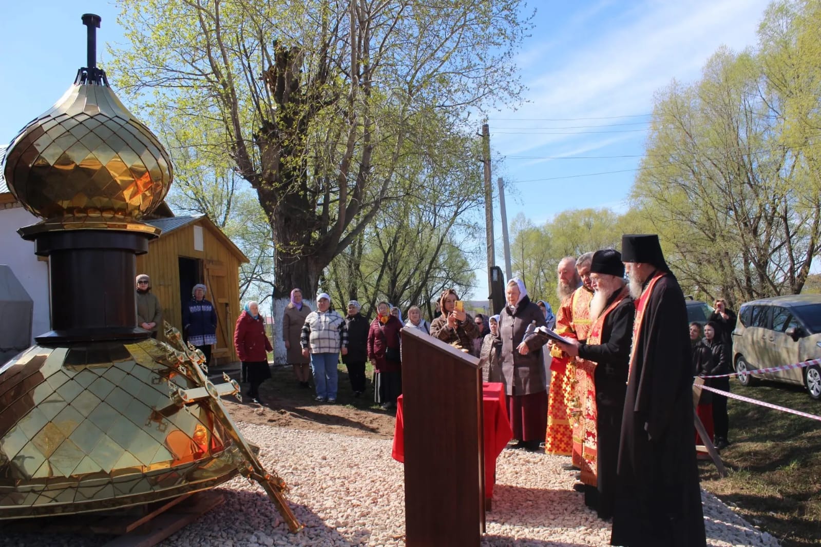На Казанский храм с. Богородское установлены купол и Крест: фото 3