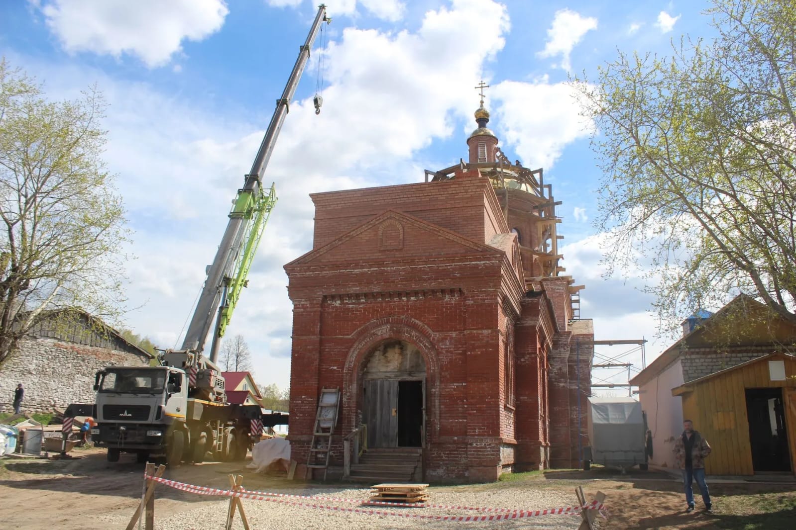 На Казанский храм с. Богородское установлены купол и Крест: фото 6
