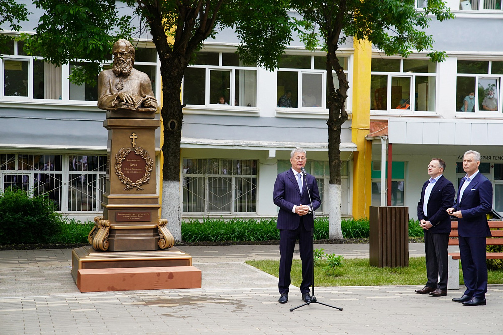 В Уфе открыли и освятили памятник хирургу и святителю Луке Крымскому: фото 7