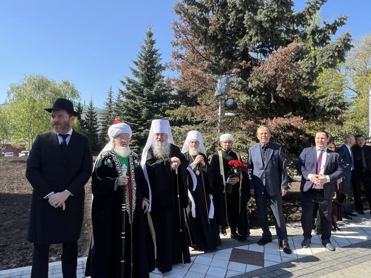 Митрополит Филарет принял участие в церемонии прощания со спикером Курултая республики Константином Толкачевым: фото 1