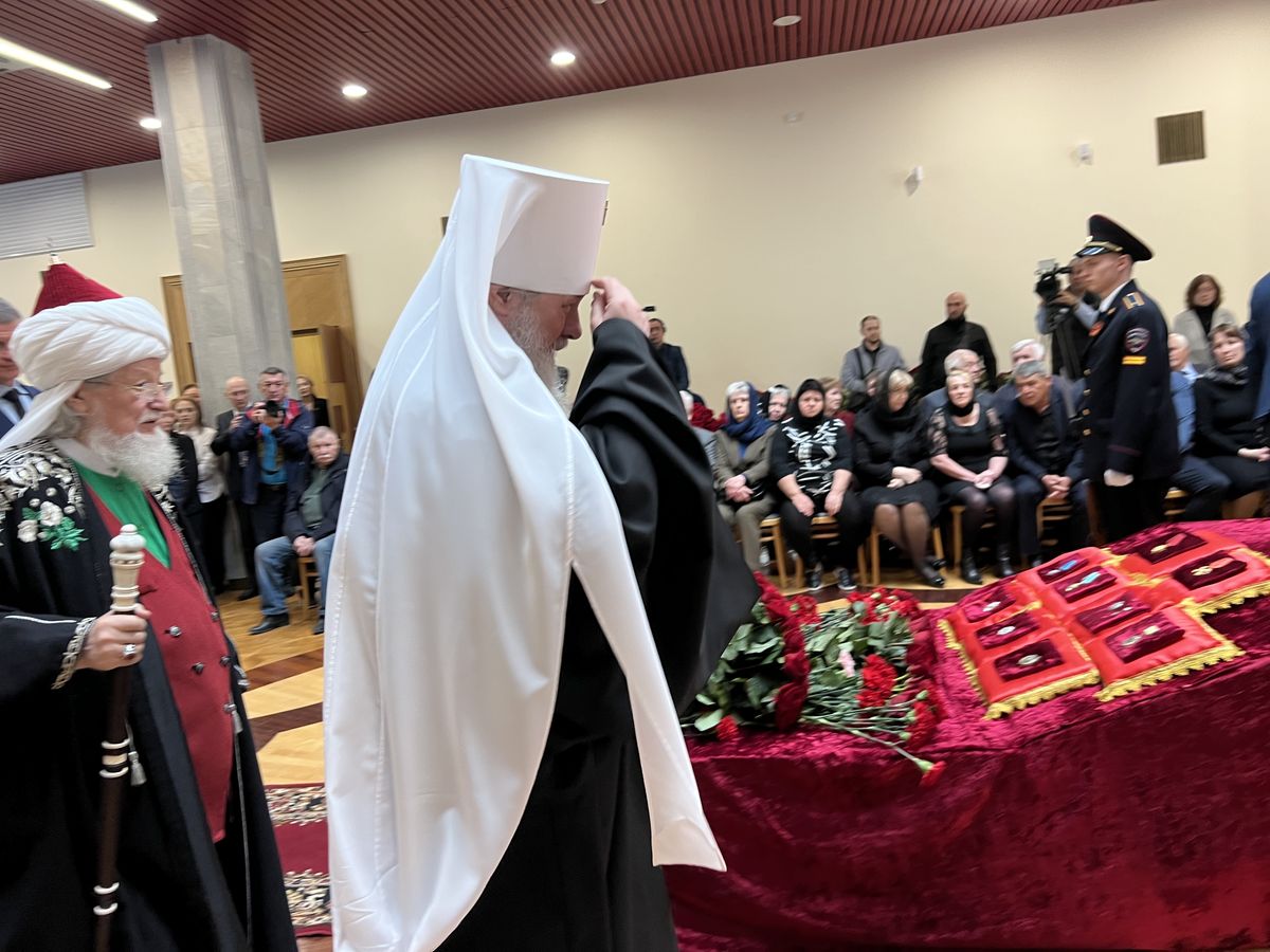 Митрополит Филарет принял участие в церемонии прощания со спикером Курултая республики Константином Толкачевым: фото 2
