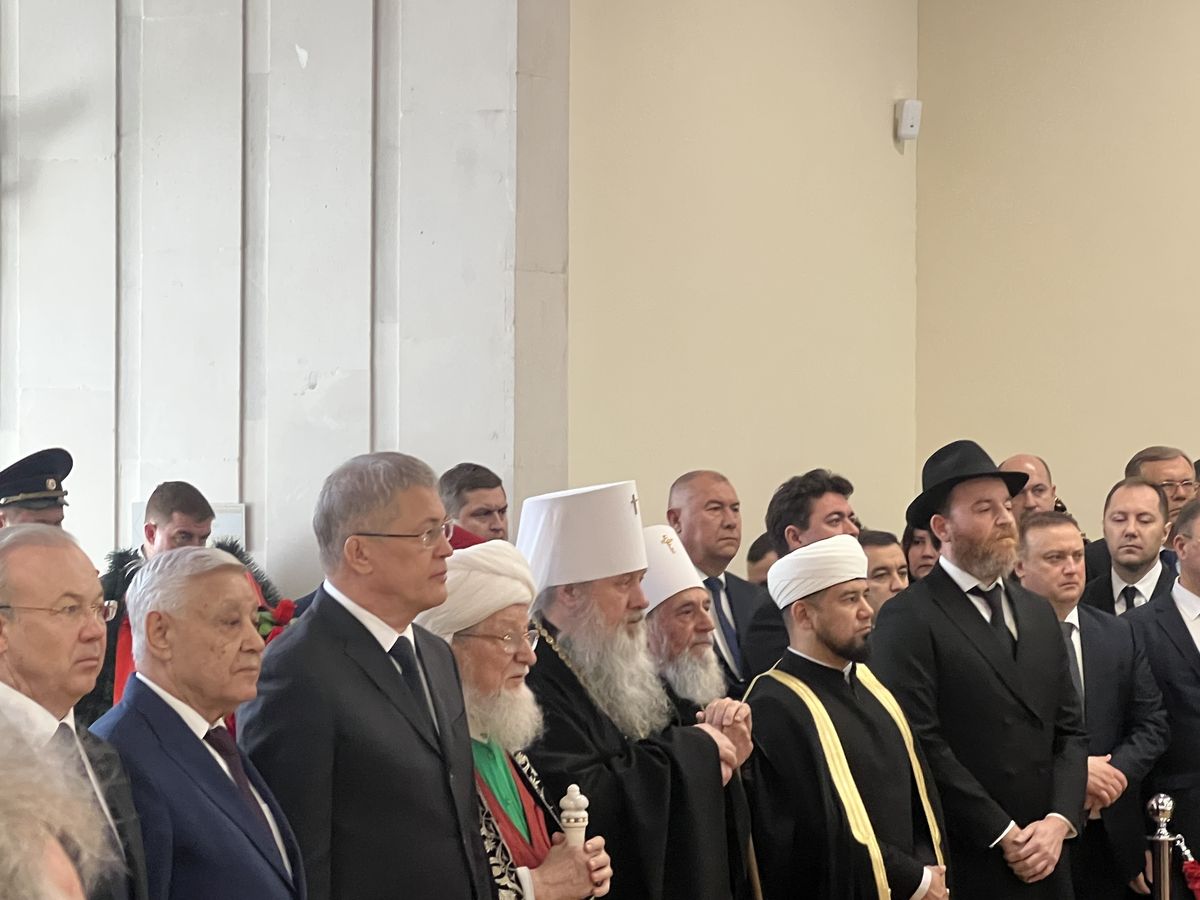 Митрополит Филарет принял участие в церемонии прощания со спикером Курултая республики Константином Толкачевым: фото 3