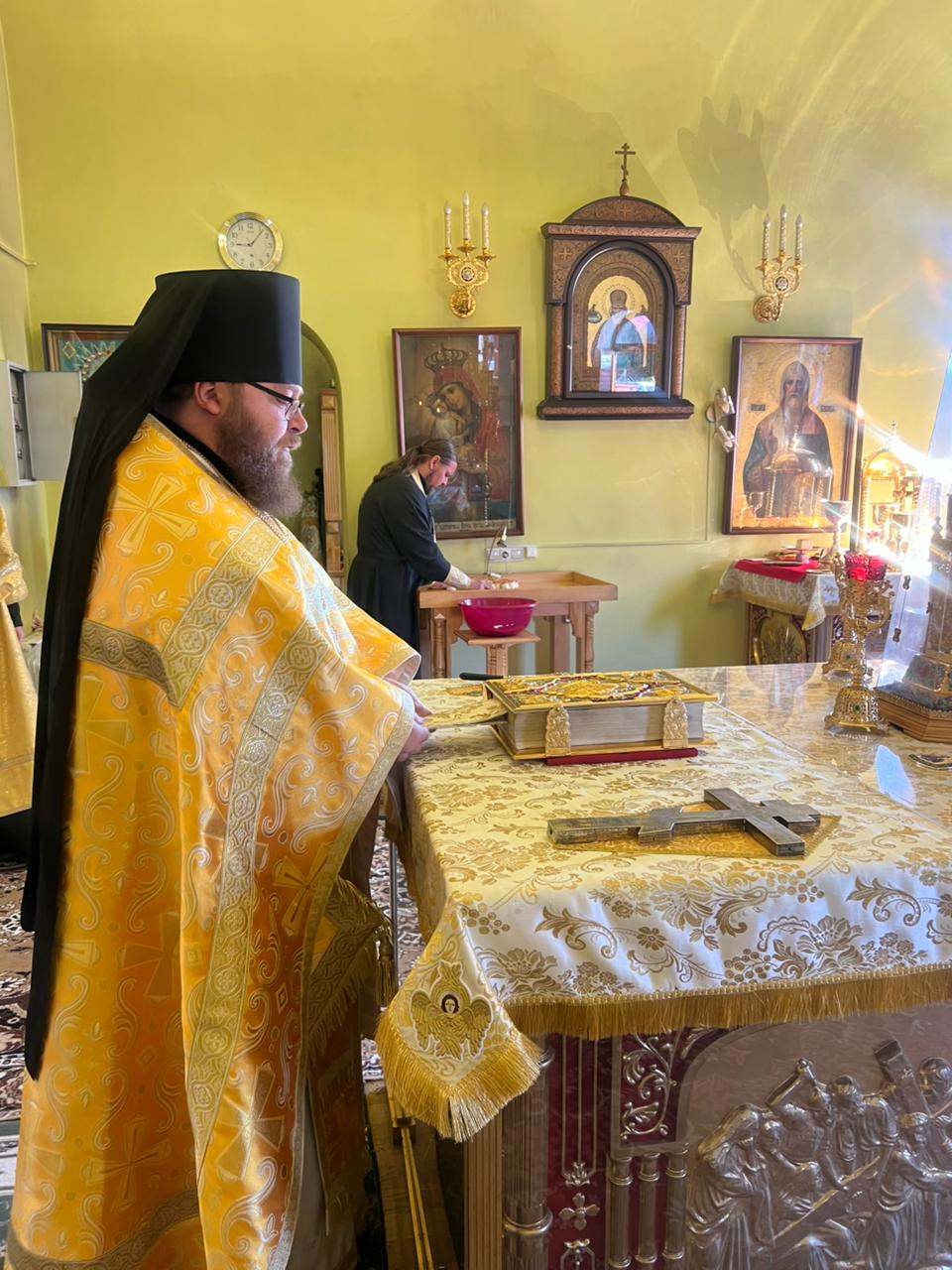 Архиерейская Литургия в праздник Перенесения мощей святителя и чудотворца Николая из Мир Ликийских в Бар-град: фото 3