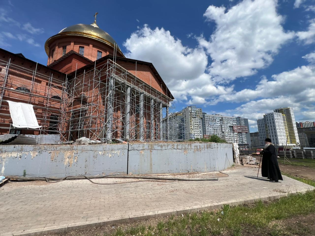 Митрополит Филарет осмотрел ход строительства Воскресенского собора: фото 2