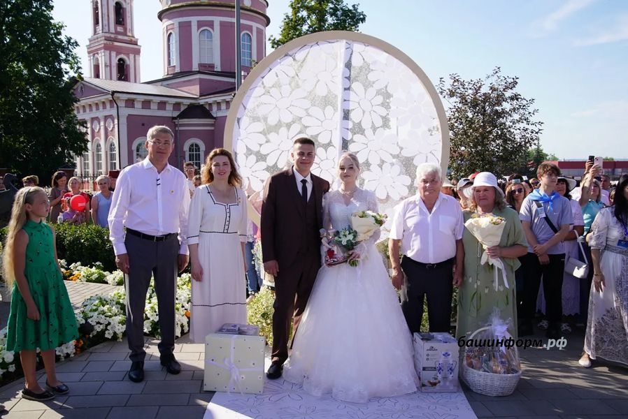 Республиканский фестиваль к Дню семьи, любви и верности под покровительством святых Петра и Февронии прошел в Бирске: фото 9